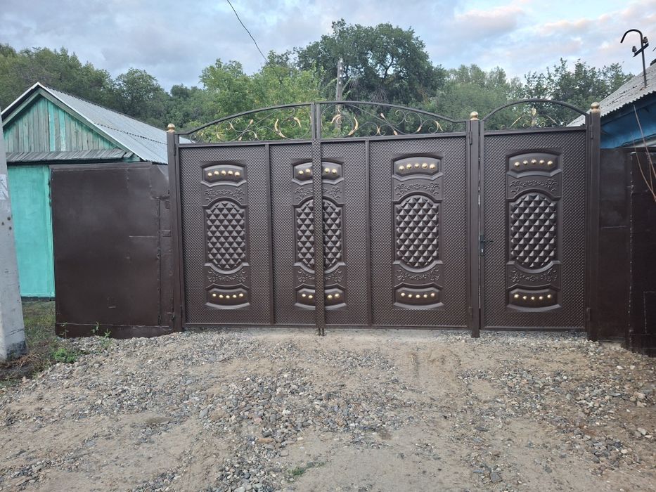 Продам кирпичный дом, 4 комнаты. Район Роща