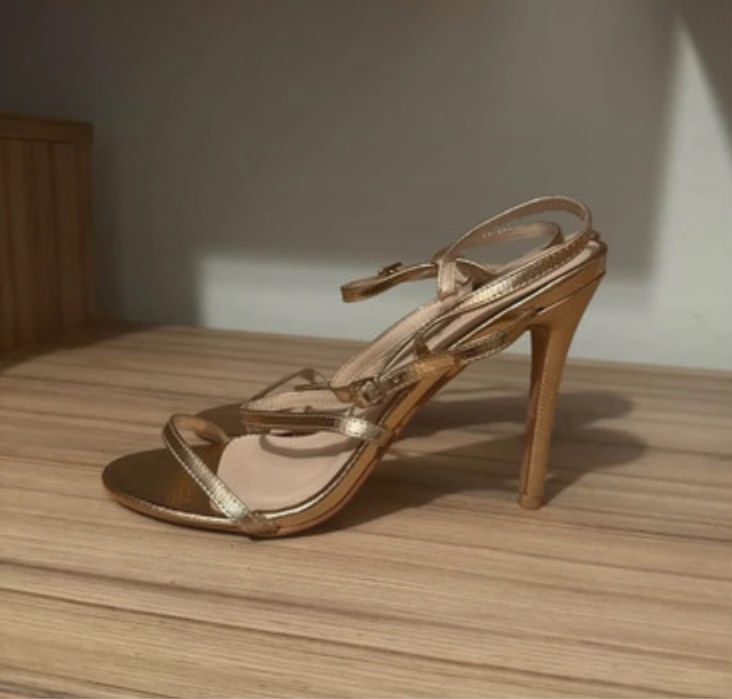 Sandale aurii elegante
