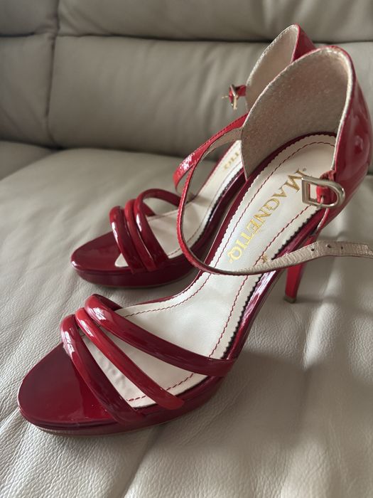 Sandale rosii, Magnetiq