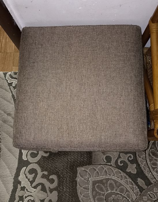 Срочно продам 2 пуфика.