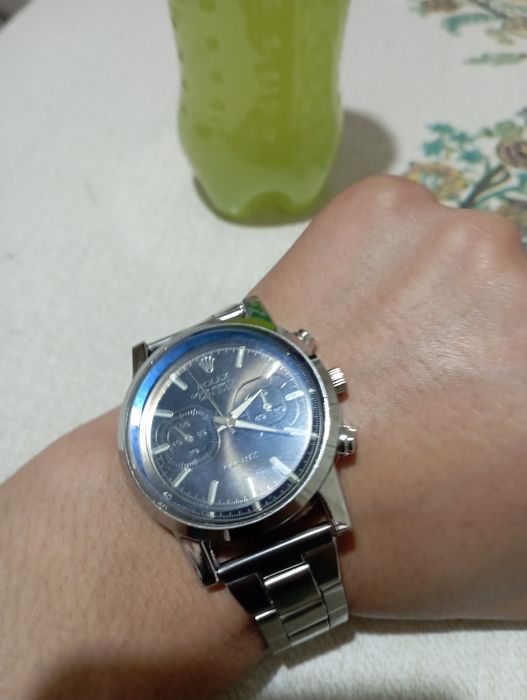 Rolexs soat 1/1 bagattiy koʻrnadi qoʻlda