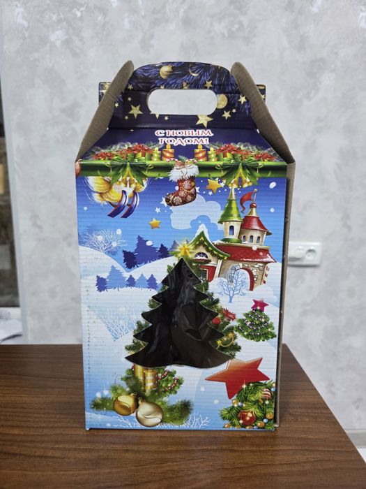Новогодняя подарочная коробка