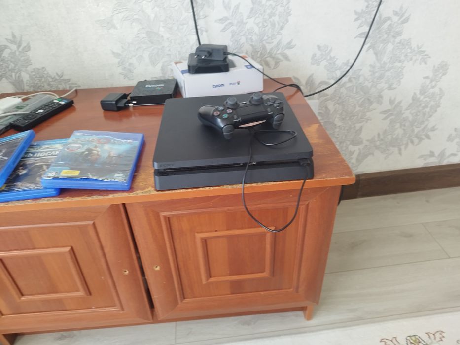 Игровой приставка ps4slim 1tb