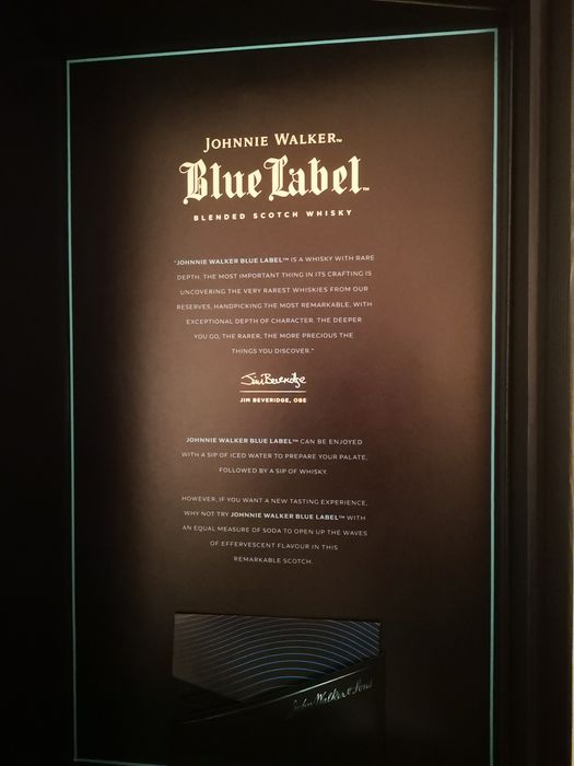 Бутилка синьо Джони с две чаши