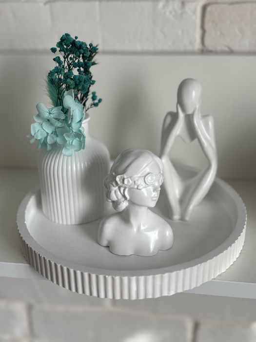 Ваза,статуэтки,поднос.