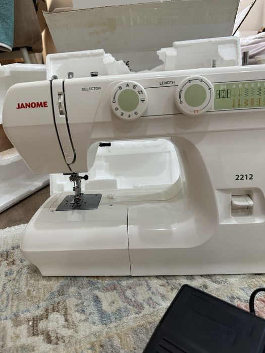 Продам швейную машинку Janome 2212.