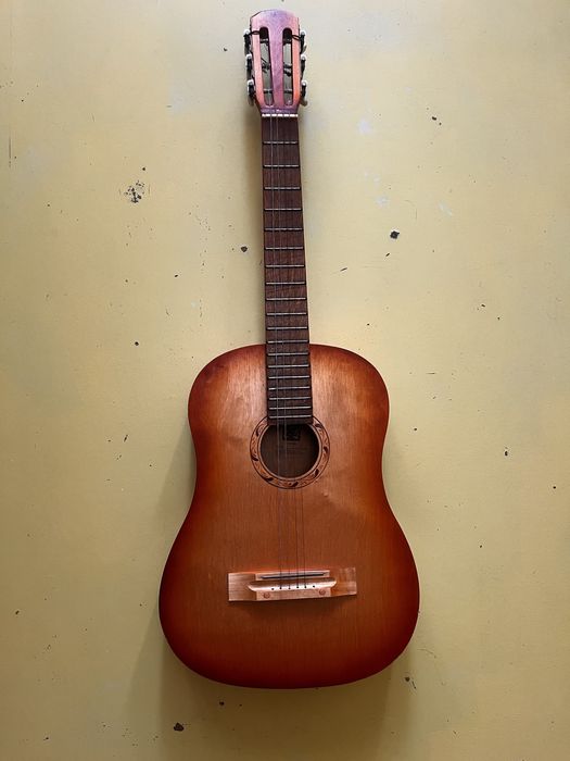 Гитара акустическая.