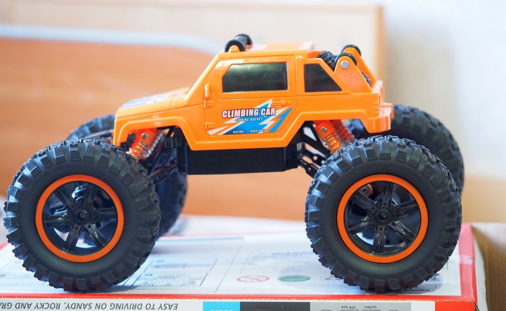 Машинка для ребенка с подсветкой.