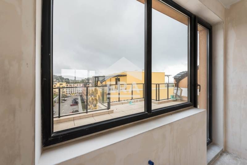 Тристаен апартамент за продажба, с голяма дневна и морска панорама, в