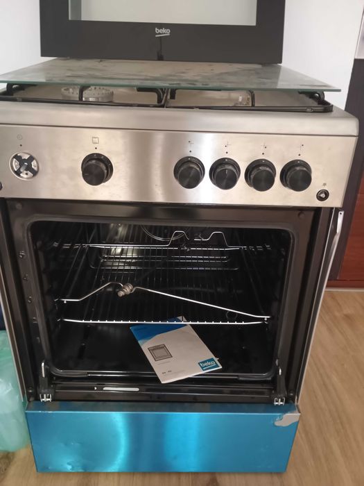 Vând aragaz Beko nou