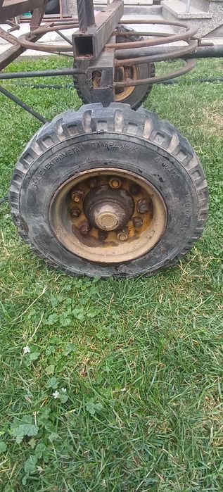 Метална КАРУЦА с бандажни гуми