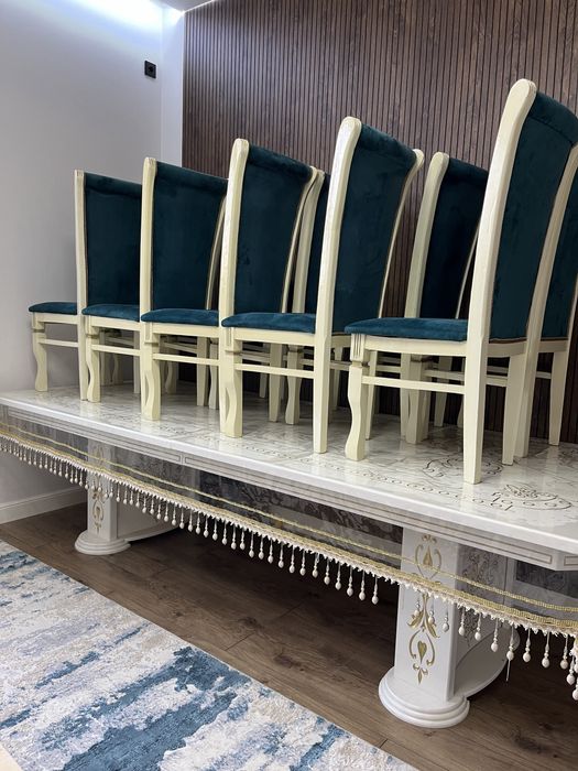 Стол стулья для гостей