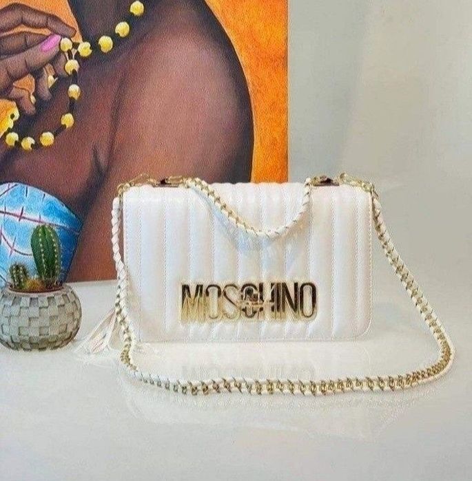 Geanta Moschino,model lacuit,logo metalic auriu, curea detasabila umăr