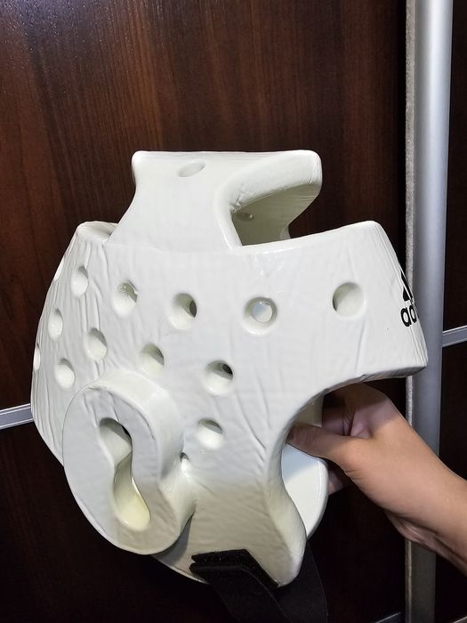 Продам шлем для каратэ и таэквондо