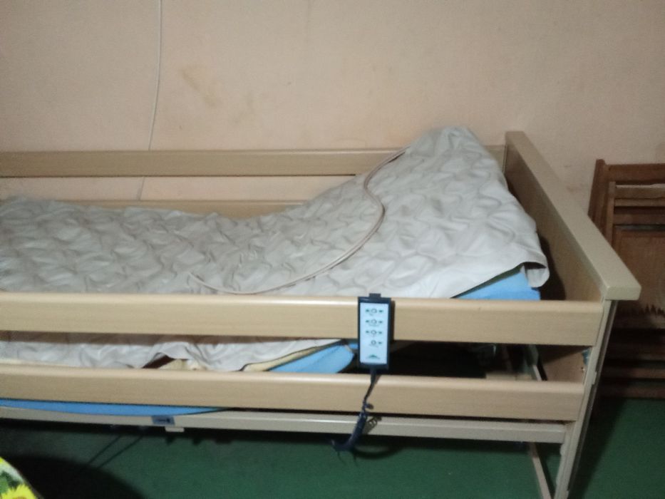 Болнично електрическо легло HIPNOS – отлично състояние + аксесоари
