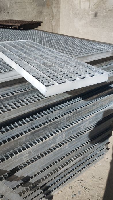 Grătare grilaje rigole și trepte zincate pentru scări metalice
