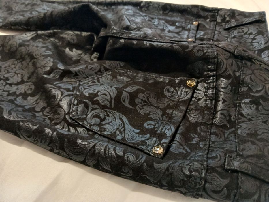 Pantalon negru cu imprimeu foarte elegant ,de damă