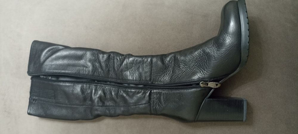 Продам женские сапоги