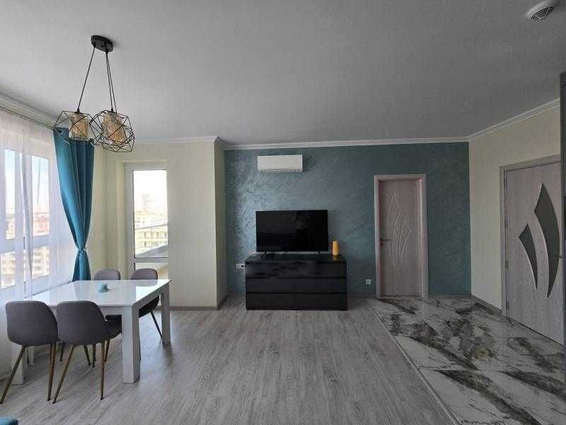 Дава се под наем Двустаен апартамент в Бургас, Славейков - 70 кв.м за 612 € - Снимка #3