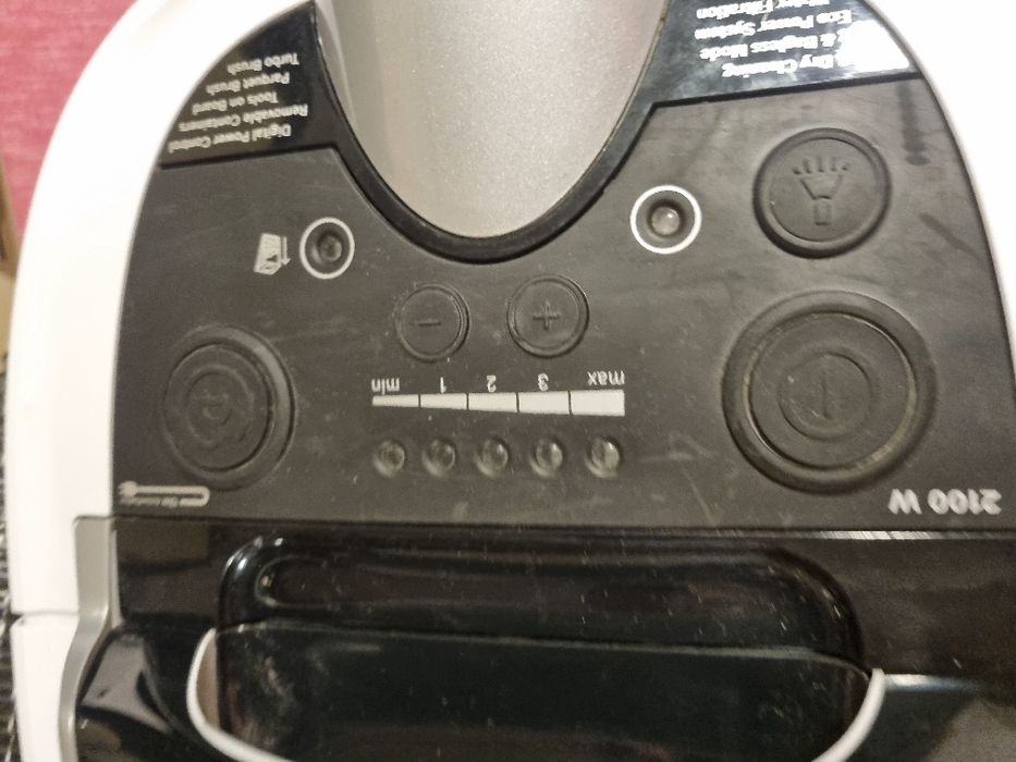 Vând aspirator.Boss.Desfacut dar neutilizat.Coloare alb .Spala si cu a