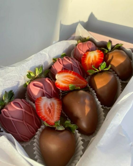 Клубника в шоколаде, торт, букет, подарки