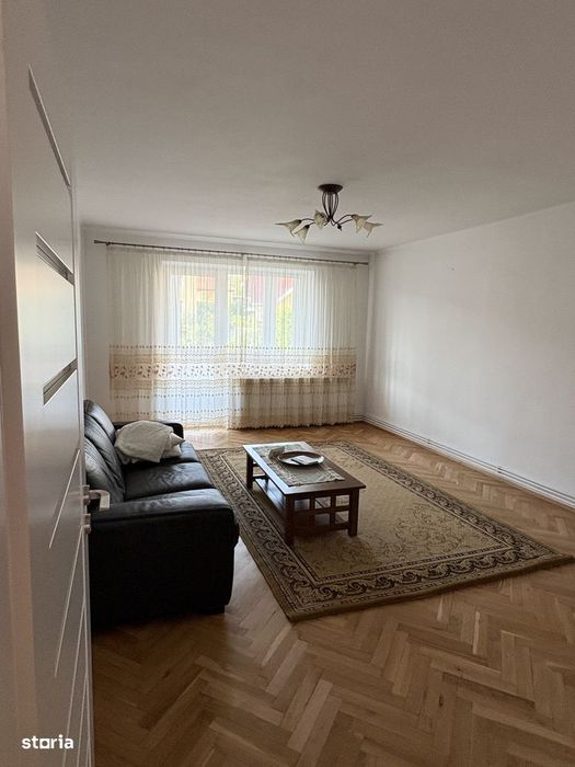 Apartament cu 4 camere, garaj , beci, pod și 3 balcone