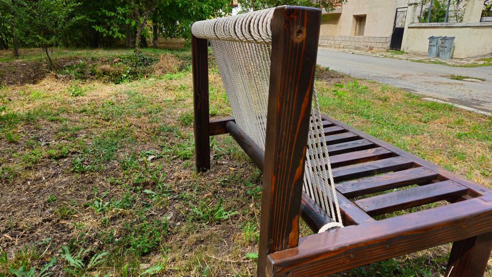 Продавам ръчно изработени двусед дивани от масивно дърво