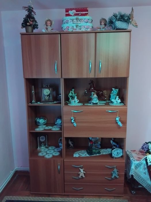 Vând mobilă formata din doua corpuri înalte și o servant din 3 corpuri