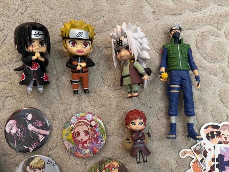 Аниме фигурки значки наклейки