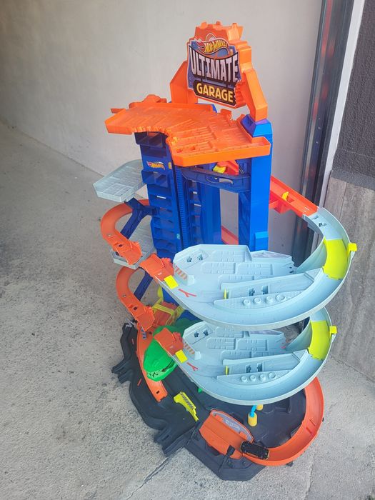 Hot Wheels CITY Комплект за игра "МЕГА Гараж с Т-РЕКС