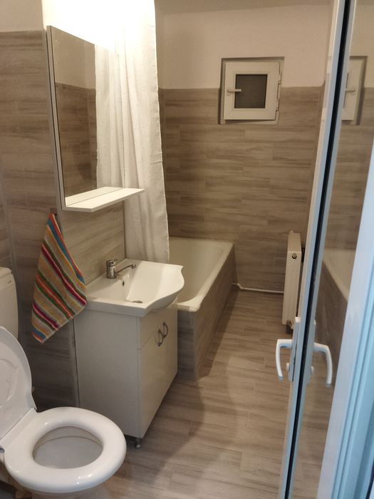 Inchiriez apartament cu 2 camere decomandat în micro 21