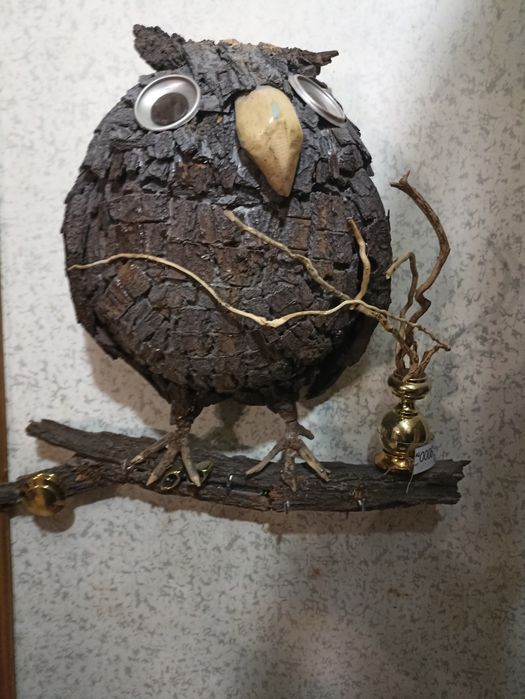 Ключница в виде совы на ветке выполнена из коры дерева