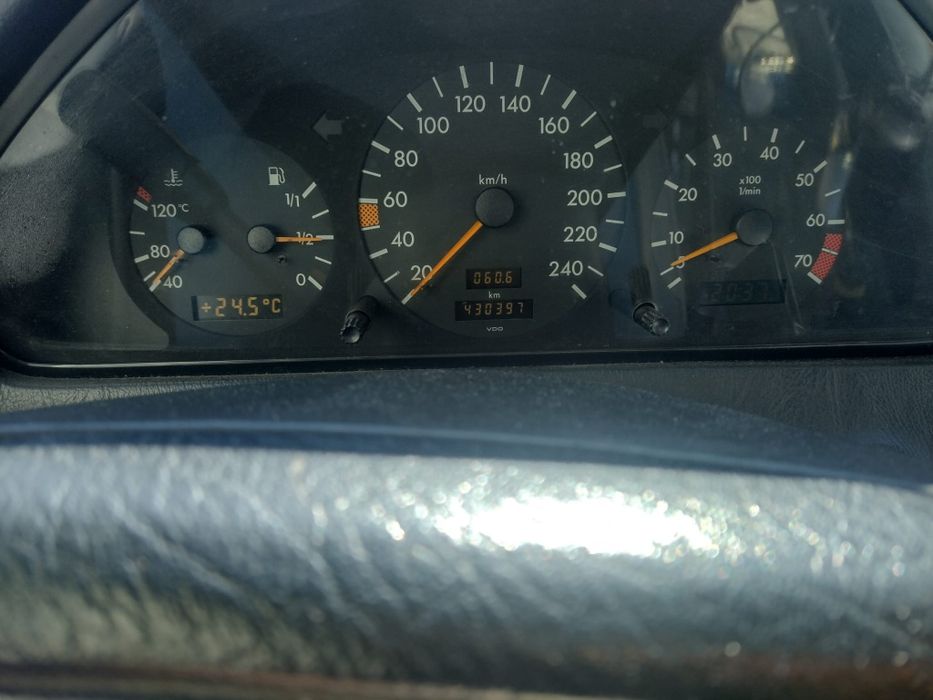 Vând Mercedes C 180