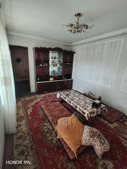 Uy sotiladi hovli 2 sotix 4ta xona hama waroit bor