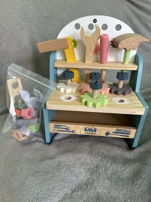 Дървена работна масичка с инструменти