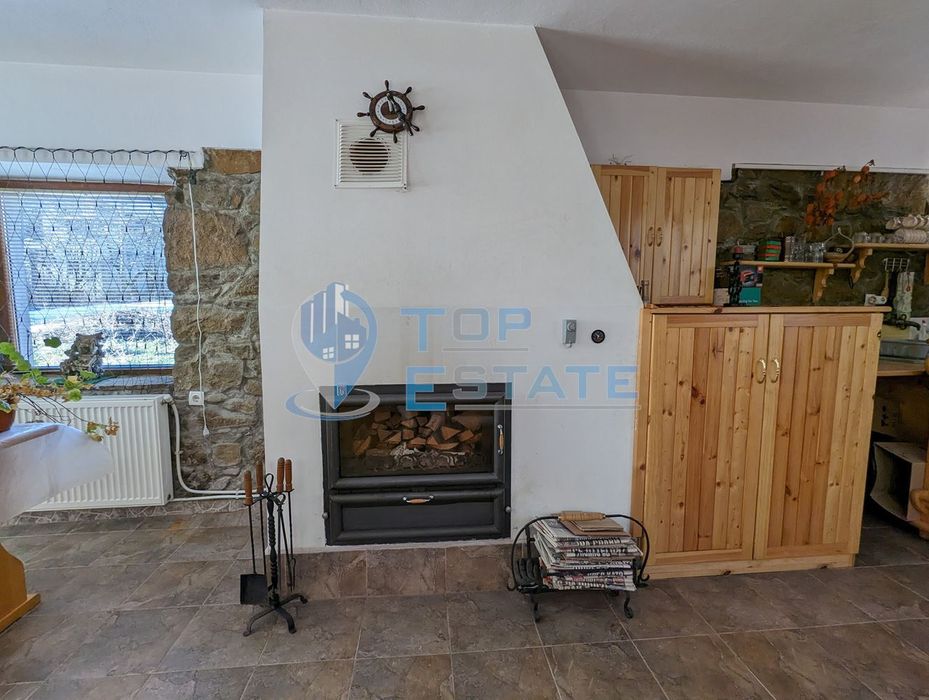 Двуетажна масивна къща с изолация, шест спални и гараж в близост до г