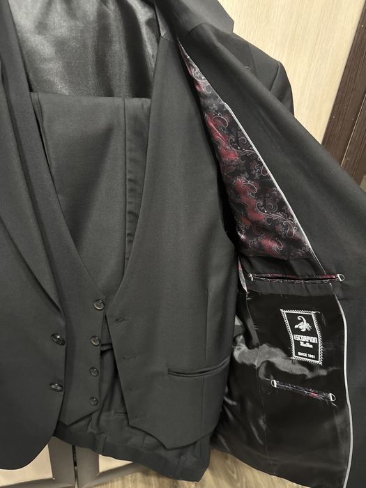 Продаю мужской костюм