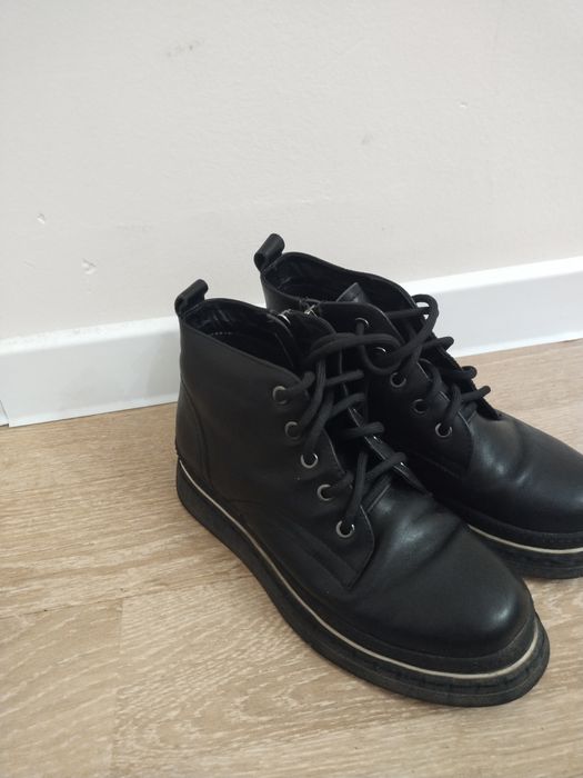 Продам женские ботинки