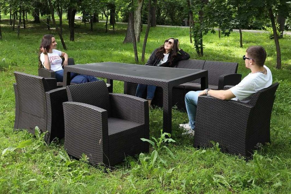 Стол и стулья пластиковые