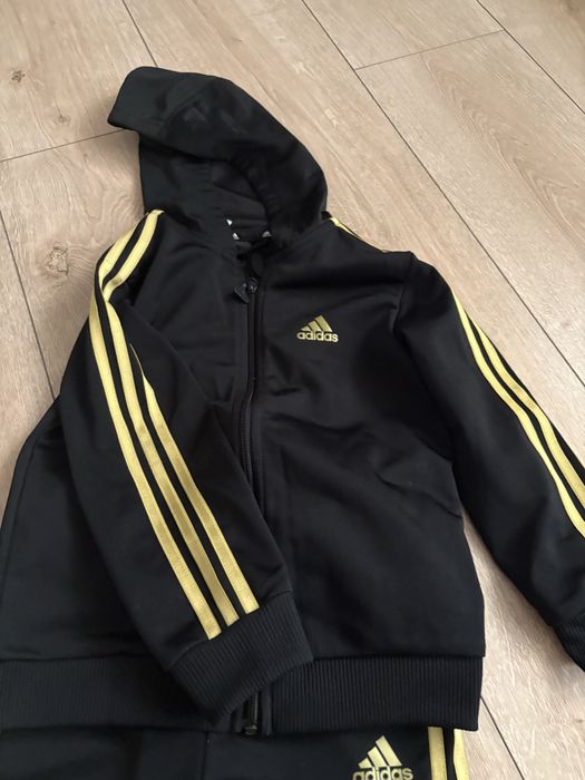 Trening adidas negru cu auriu copii marimea 104 cm, 4-5 ani