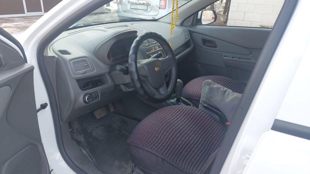 Автомобиль, шевролет кобальт , белый