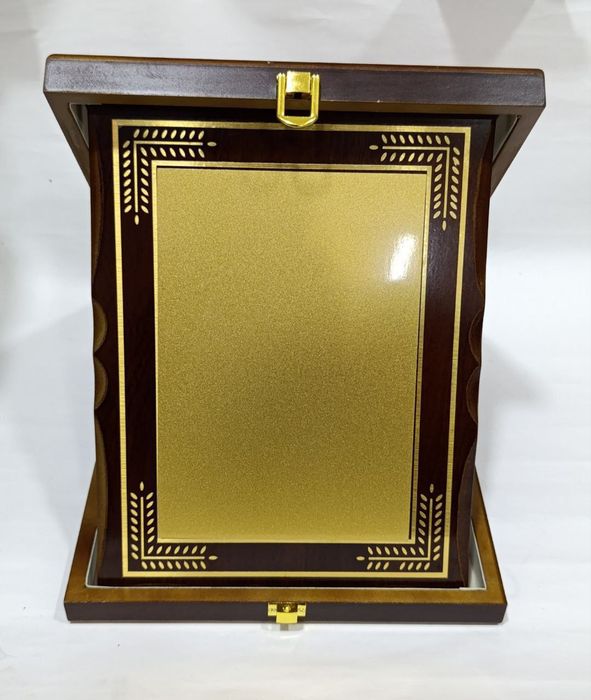 Подарочная плакетка с металлической табличкой