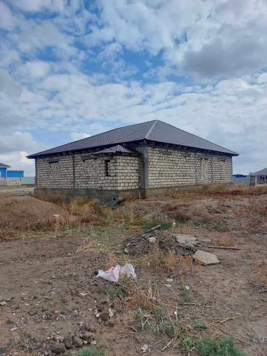 Продаётся недостроенный частный дом.