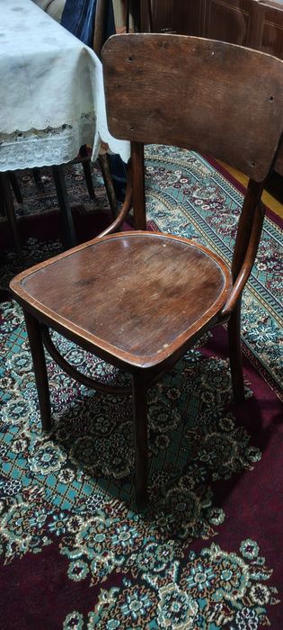 стулья  деревянные.