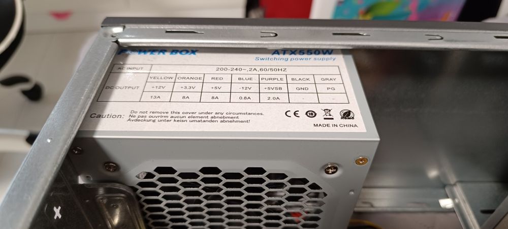 Кутия за компютър с части