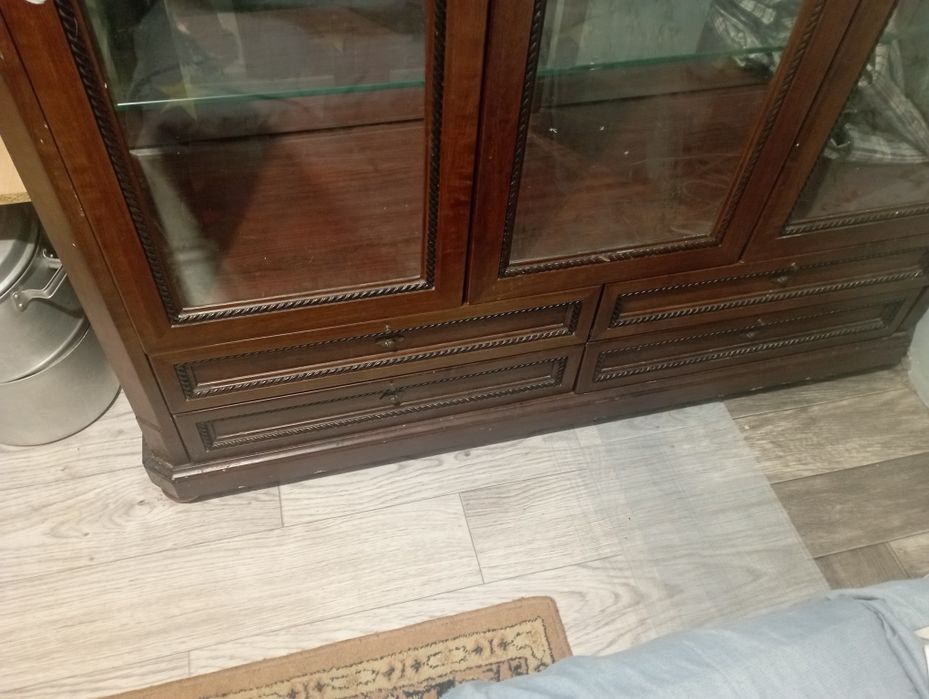 Продам сервант .