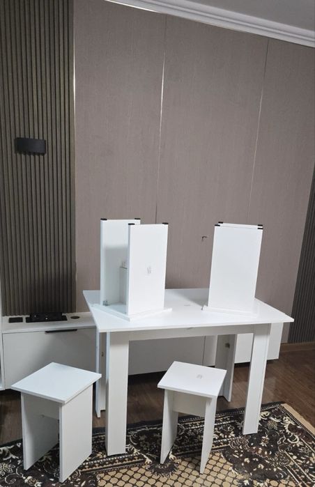 Стол со стулями