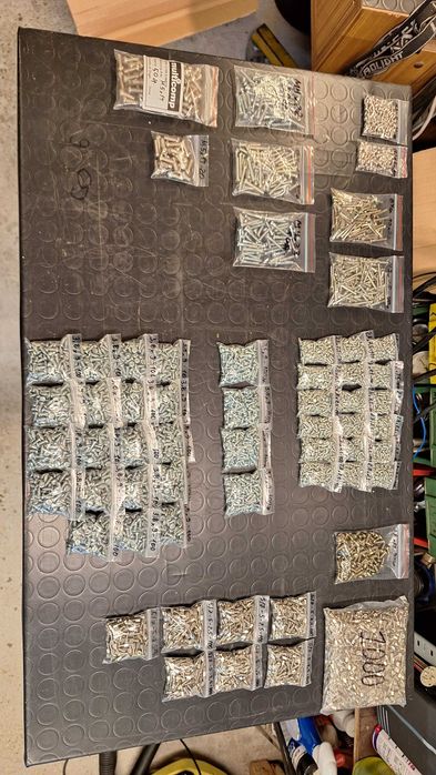 Крепежи, малки размери болтове, гайки, шайби