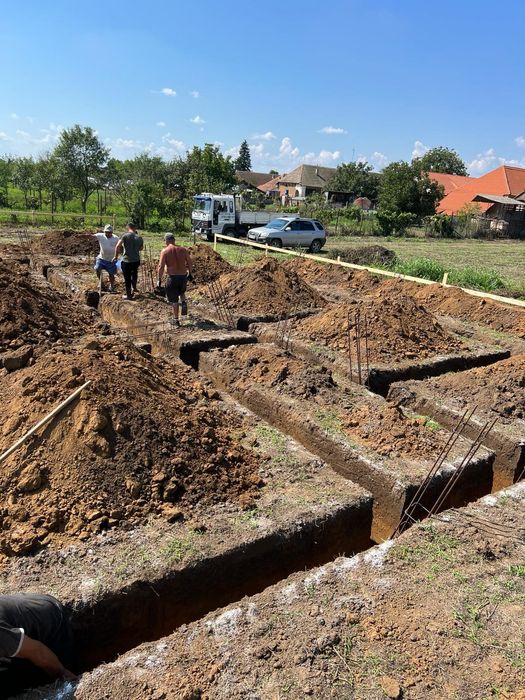 Executam lucrări cu excavatoru, transport  agregate, utilaje