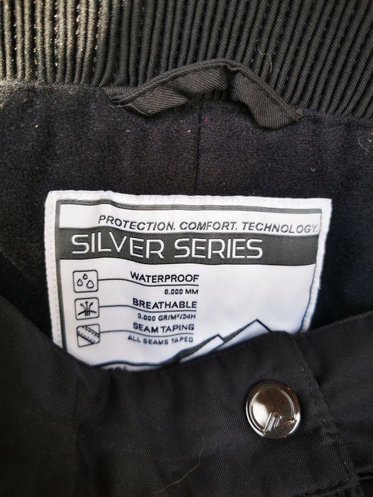 Vand pantaloni de iarna impermeabili schi snowboard etc noi sau apro